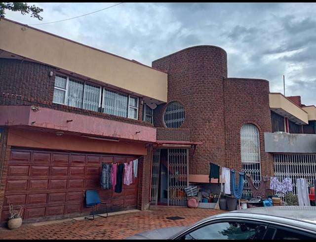 6 BEDROOM HOUSE FOR SALE IN LENASIA EXT 1